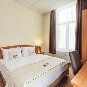 Standard Zimmer mit Kingsize-Bett